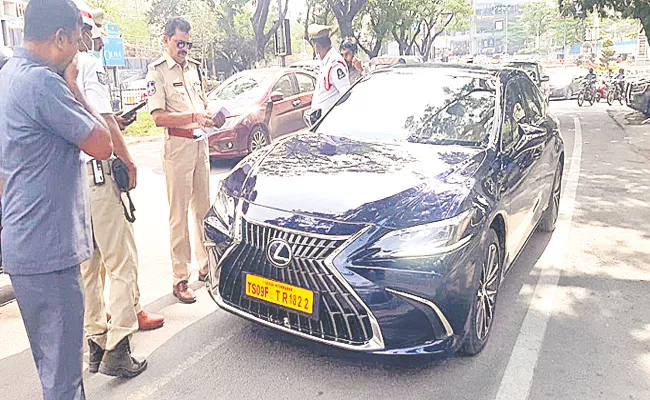 Luxury Cars Stopped By Banjara Hills Police Over Traffic Challan - Sakshi
