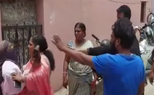 Woman Protest In Front of Husband House in Vanastalipuram Hyderabad - Sakshi