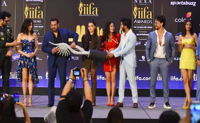 IIFA Awards 2022: Shershaah Wins Big And Vicky Kaushal Best Actor - Sakshi