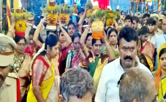 Secunderabad Ujjaini Mahankali Bonalu Festival Begins - Sakshi