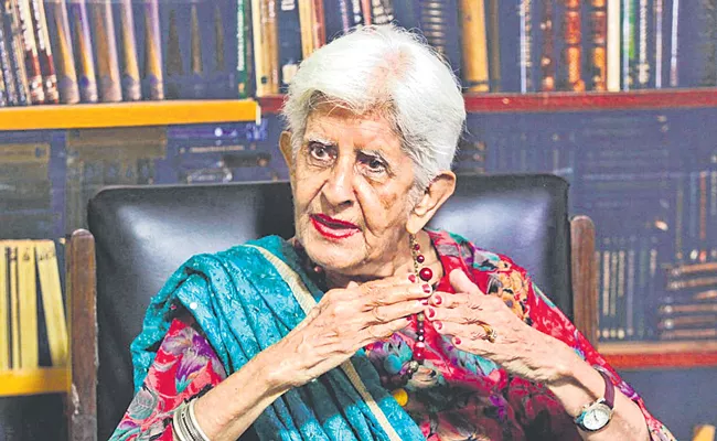 90 years old woman crosses Wagah border to visit home in Pakistan after 75 years - Sakshi