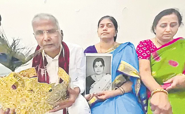 Hyderabad doctor donates gold crown worth Rs 33 lakh to Shirdi Saibaba temple - Sakshi
