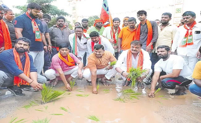 Telangana: MLA Raja Singh Protested By Planting Paddy On Road - Sakshi