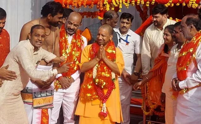 CM Yogi Visited Bhagyalakshmi Temple At Charminar - Sakshi