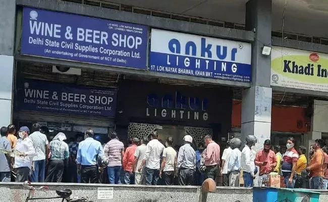 After LG recommended CBI Probe Delhi Reverses New Liquor Policy - Sakshi