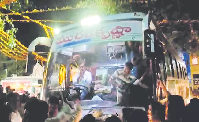 TDP Gunda Attack on Running Bus To Tirupati - Sakshi