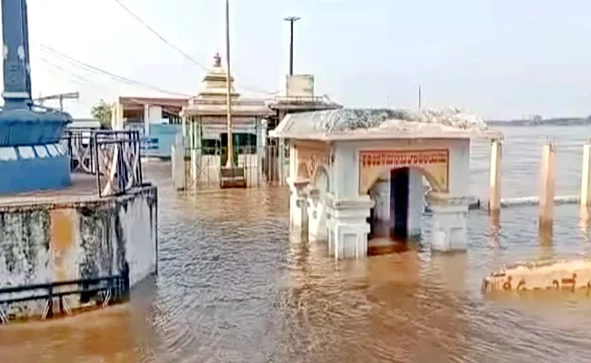 Godavari River Flood Water Level Rises Again At Bhadrachalam - Sakshi