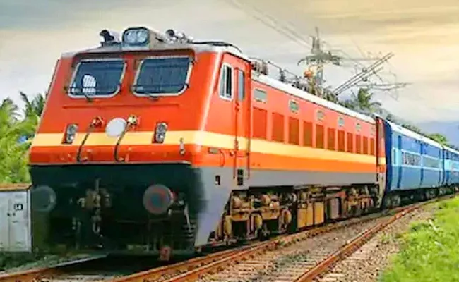 Peddapalli: 3 Railway Employees Died After Bengaluru Rajdhani Express Hit - Sakshi