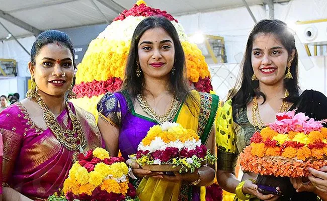 Bathukamma 2022: Okkesi Puvvesi Chandamama Song Telugu Lyrics - Sakshi