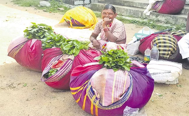 Vikarabad: Women Using Bathukamma Sarees To Different Works - Sakshi