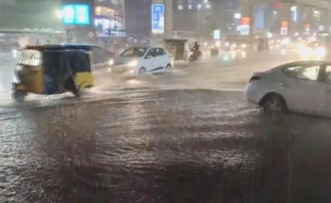 Heavy Traffic Jam In Hyderabad Due To Torrential Rain - Sakshi