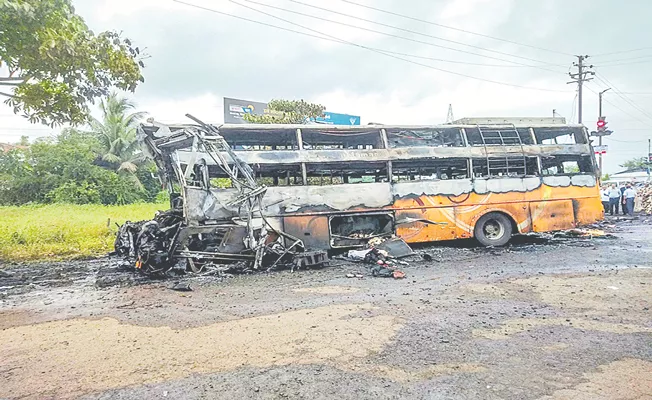 Nashik Bus Fire Accident in peoples killed - Sakshi