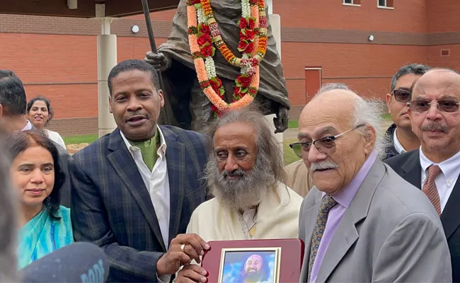 Gurudev Ravi Shankar Received Gandhi Peace Pilgrim Award - Sakshi
