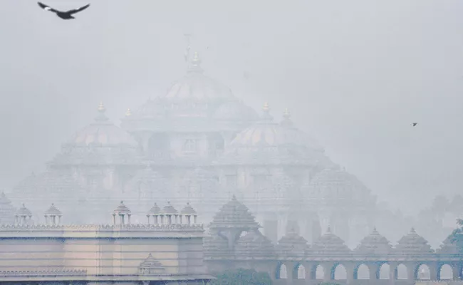 Delhi air pollution: Suspension of outdoor activities among steps taken by Delhi - Sakshi