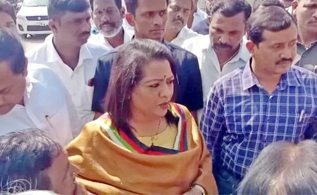 BRS Leaders Protest Against GHMC Mayor Vijayalakshmi At Uppal - Sakshi