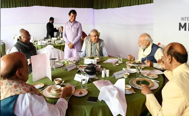 PM Modi Kharge Share Millet Lunch After Congress Chief Dog Jab - Sakshi