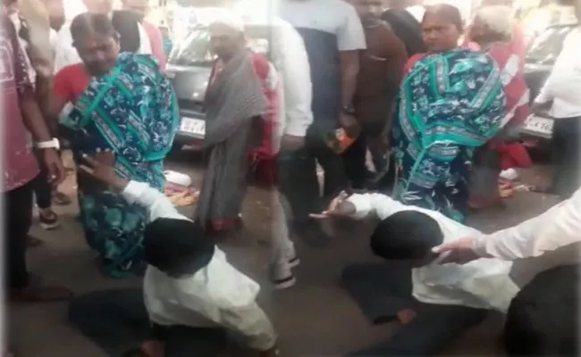 Viral video: Drunk Man Harasses Women Beaten With Slippers - Sakshi