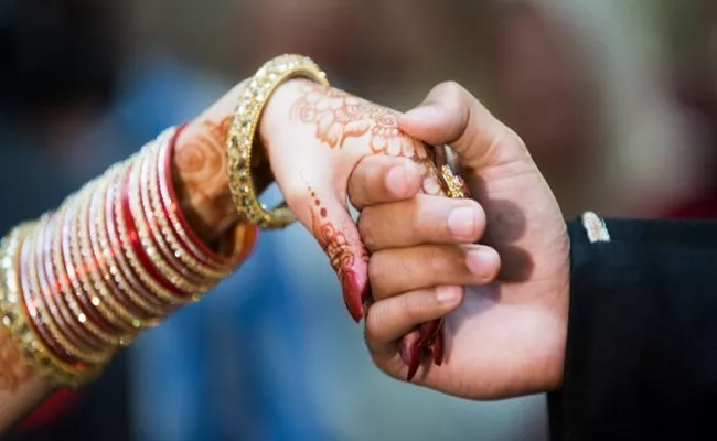 UP bridegroom returns Rs 11 lakh cash dowry to parents-in-law  - Sakshi