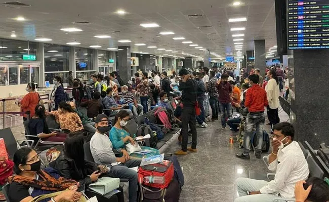 Travellers From High Risk Countries 7 Days Quarantine Karnataka - Sakshi