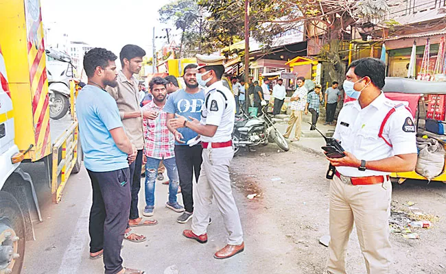 Traffic Police Fines FIR On Wrong Parking Hyderabad Banjara Hills - Sakshi