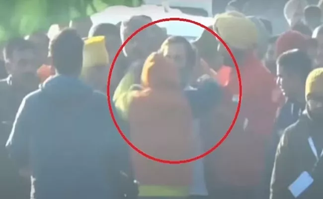 Man Breaches Security Try To Hug Rahul Gandhi Jodo Yatra in Punjab - Sakshi