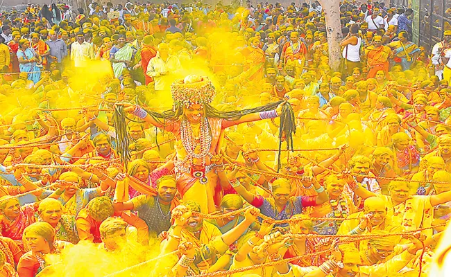 Huge Devotees Rush at Komuravelli Mallikarjuna Swamy Jatara - Sakshi