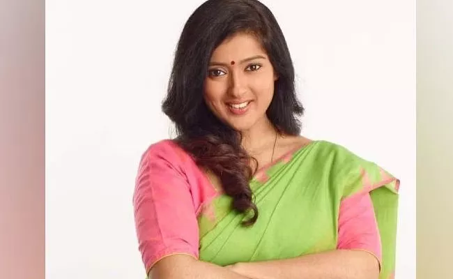 Tamil Nadu Bjp Leader Actress Gayathri Raghuram Quits Party - Sakshi