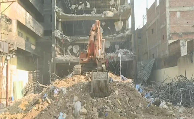 Ramgopalpet Fire Accident Deccan Mall Building Collapse Demolition Work - Sakshi