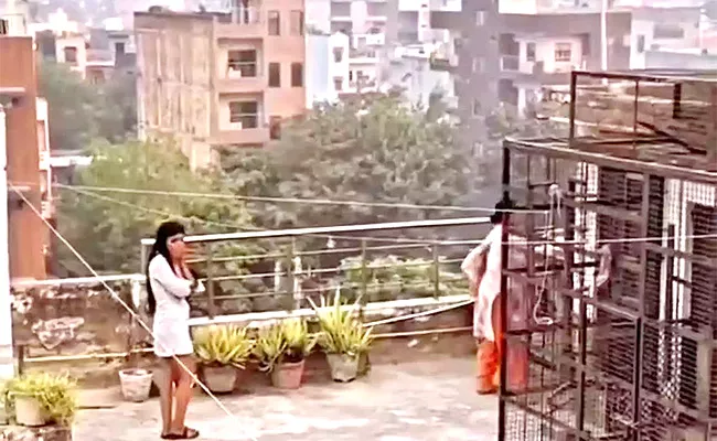 Mom Catches Daughter Romancing With Boyfriend On Terrace Video Viral - Sakshi