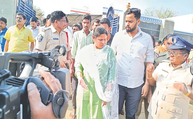 TDP Leader Bhuma Akhila Priya House Arrest - Sakshi