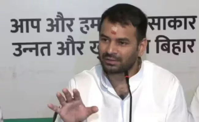 Tej Pratap Claims Folk Artists Stole Items From His Bungalow in Patna lodges FIR - Sakshi