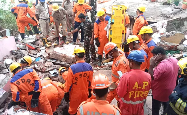 Visakapatnam Buliding Collapse Several Dead Many Injured - Sakshi