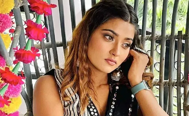 Bhojpuri actress Akanksha Dubey suicide in Varanasi hotel - Sakshi