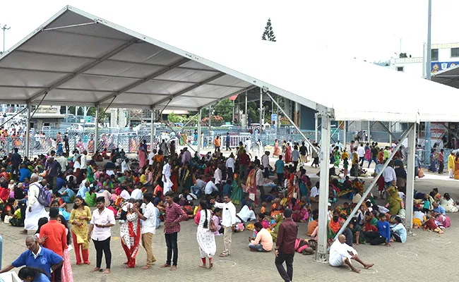 Summer Holidays Huge Crowd at Tirumala Devotees Line For 3 KM - Sakshi