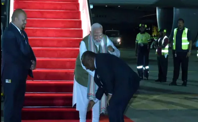 Papua New Guinea PM Touches PM Modis Feet In Welcome Ceremony - Sakshi