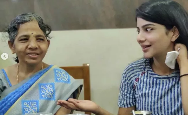 TV actress Pavithra Lakshmi gets emotional about her mom demise - Sakshi