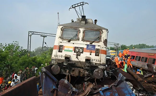 Coromandel Express wrongly entered goods train track - Sakshi