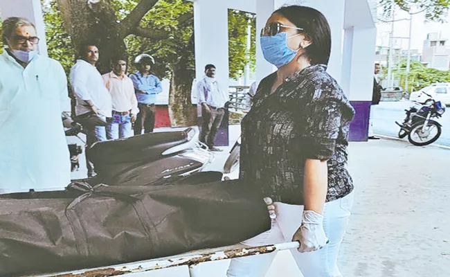 Uttar Pradesh woman performs last rites of unclaimed dead bodies - Sakshi