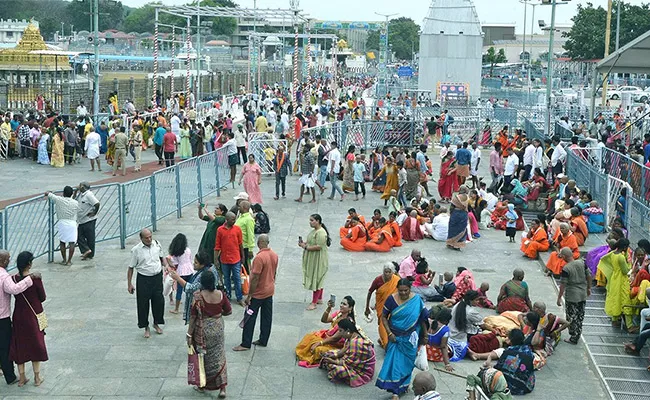 Tirumala Witnesses Heavy Rush Of Devotees - Sakshi