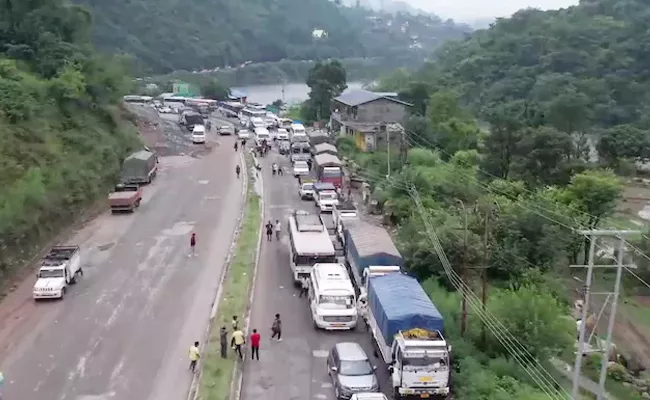 Himachal Landslide Nightmare For 200 Tourists Due To Traffic Jam - Sakshi