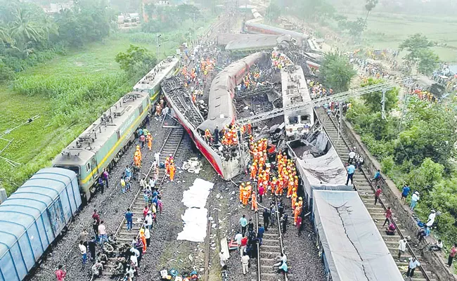 Rescuers try to raise buried coach at triple rail crash site - Sakshi