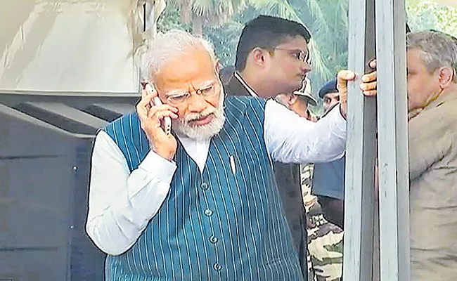 PM Modi reviews relief works at Odisha train accident site - Sakshi