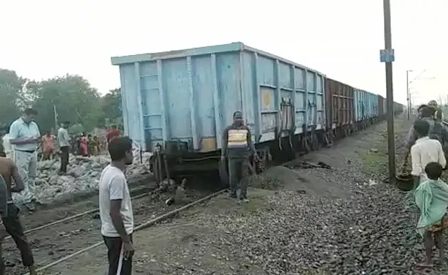 Odisha Tragedy Six Killed After Parked Bogies Of Goods Train Roll Down Abruptly - Sakshi