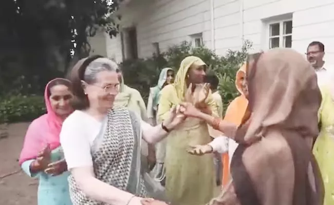 Sonia Gandhi Pure Joy Moments With women farmers Viral - Sakshi