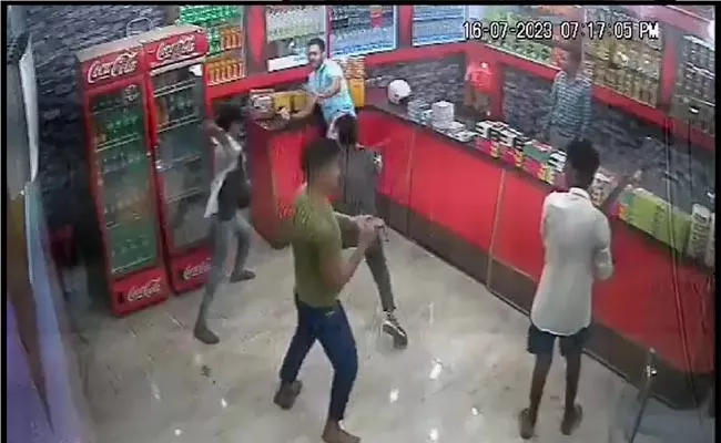 Video: Delhi Tourist Chased By Locals Beaten In Agra - Sakshi
