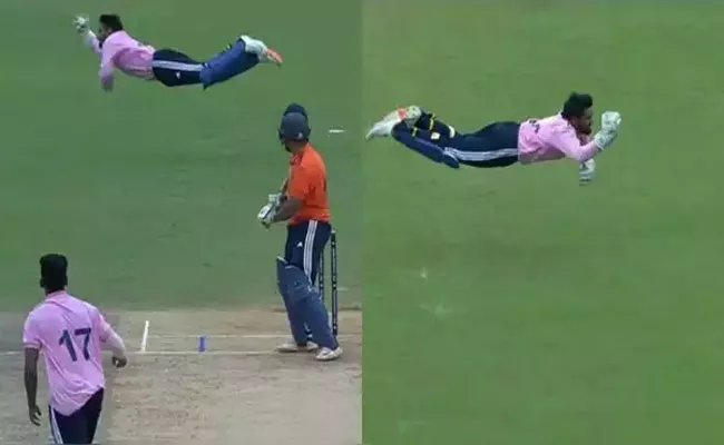 Prabhsimran Singh completes astonishing full stretch one handed Catch - Sakshi
