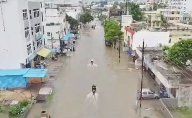 Heavy Rains Across Telangana Live Updates - Sakshi