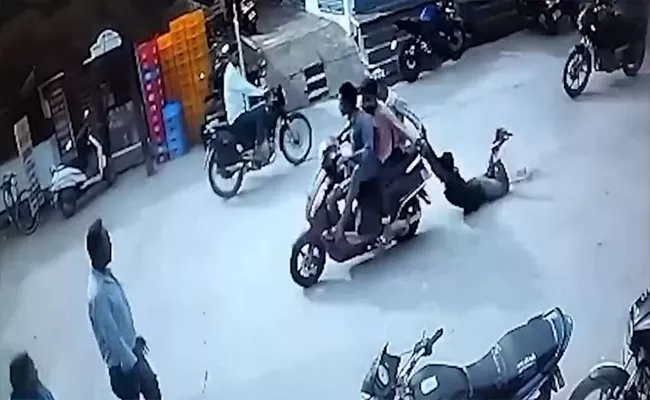 UP: 3 People Drag Youth From Scooty For 1 Km On Busy Road In Bareilly - Sakshi