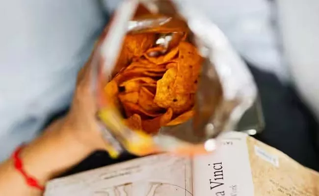 flight attendant told benefits of carry empty chips packets - Sakshi