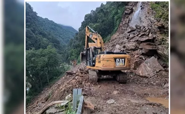 Pilgrims Killed As Landslide Debris Falls On Car - Sakshi